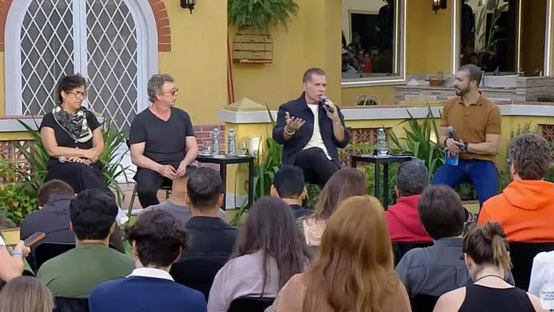 A produtora executiva, Ana Schmidt, o diretor, Boninho, o apresentador, Leandro Hassum, e o diretor de comunicação da Record, Gilson Silveira, na coletiva
