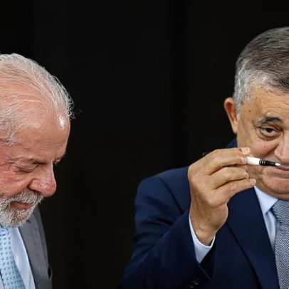 Lula assina obras do PAC com caneta de 1989 e reconhece quilombolas