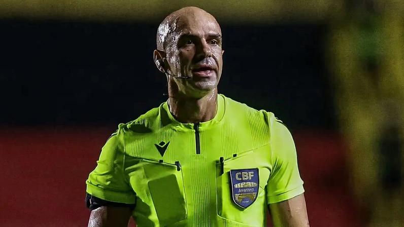 O arbitro José Mendonça da Silva Júnior durante partida (Foto: Rafael Vieira/Folhapress)