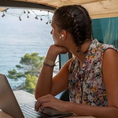 Plataforma de viagens amplia busca multimodal com ChatGPT a 900 milhões