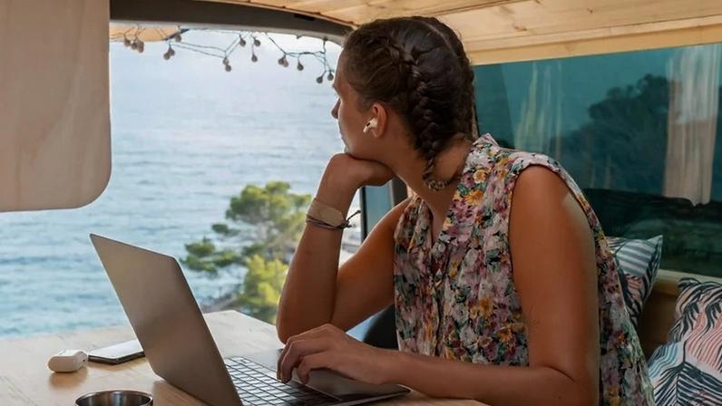 Setor de IA permite aos profissionais trabalhar de qualquer lugar do mundo - e ainda paga bem por isso (Freepik/Freepik)