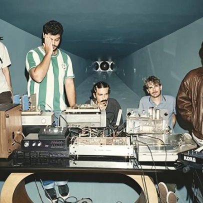 Jovem Dionísio lança álbum Migalhas com produção ao estilo Beatles
