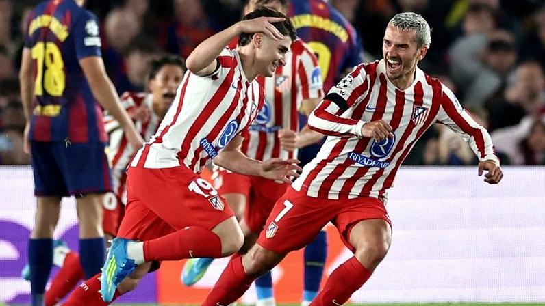 Julián Álvarez e Griezmann, do Atlético de Madrid, comemoram gol contra o Barcelona, pela Liga dos Campeões