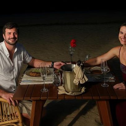 Juliana Paiva mostra jantar romântico após pedido de casamento