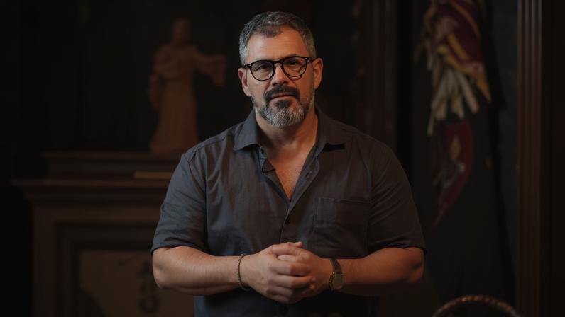 O ator Juliano Cazarré, de 45 anos, é casado há 14 anos e pai de seis filhos (Foto: Reprodução/Instagram/Juliano Cazarré Oficial)
