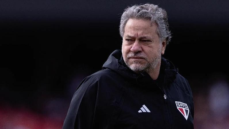 Julio Casares, ex-presidente do São Paulo, antes de partida contra o Bahia, pelo Brasileirão