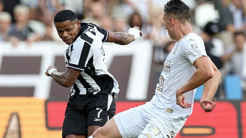 Junior Santos tenta finalização no Botafogo x Chapecoense pela Copa do Brasil