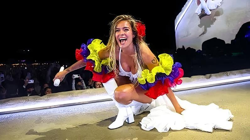 Karol G se apresenta novamente no Coachella neste domingo (19)