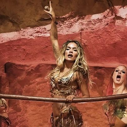 Karol G canta em português no Coachella, recebe J Balvin e anuncia turnê