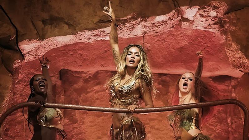 Karol G se apresentou no Coachella no domingo (19)