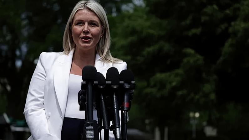 A secretária de imprensa da Casa Branca, Karoline Leavitt, fala com membros da imprensa do lado de fora da Ala Oeste da Casa Branca em 24 de abril de 2026, em Washington, DC.