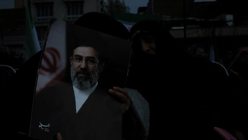 Mulheres em Teerã exibem retrato do novo líder supremo do Irã, Mojtaba Khamenei (Foto: ABEDIN TAHERKENAREH/EFE/EPA)