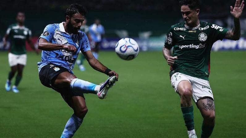 Khellven, do Palmeiras, disputa lance com Iberico, do Sporting Cristal, durante a partida pela Copa Libertadores