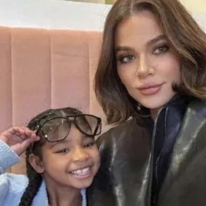 Khloé Kardashian explica por que não deixa filha assistir The Kardashians