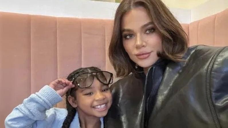 True é fruto do relacionamento de Khloé com o jogador da NBA Tristan Thompson