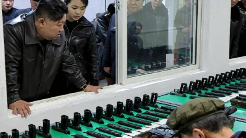Kim Jong-un e filha visitam fábrica de munições na Coreia do Norte