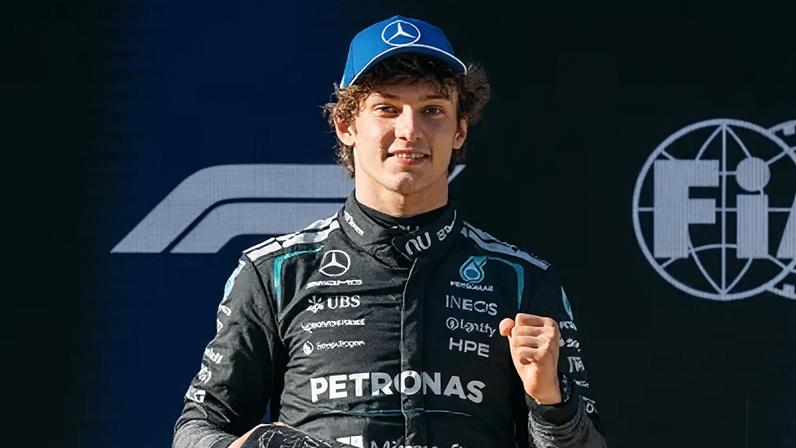 Kimi Antonelli comemora pole no GP da China