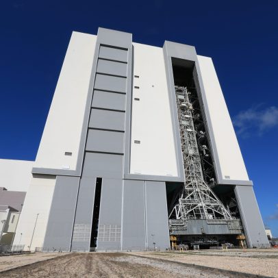 A Mobile Launcher da NASA chega ao Vehicle Assembly Building