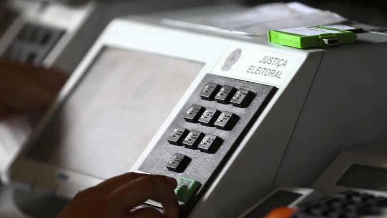 Técnicos do TRE-DF realizam a conferência e a lacração de urnas eletrônicas para o 1º turno das Eleições 2022.