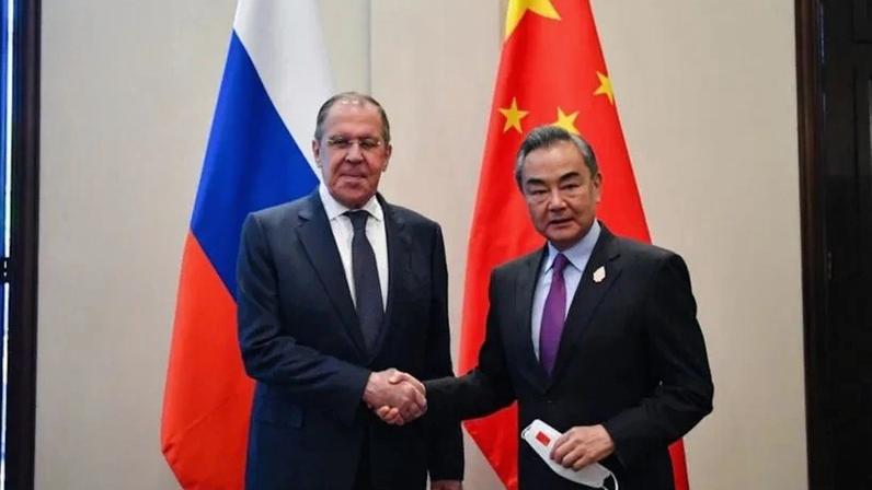 Na imagem, o chanceler russo, Sergey Lavrov (esquerda), e o chanceler chinês Wang Yi (direita), na Indonésia, em 2022