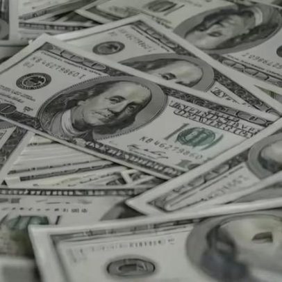Dólar cai para R$ 4,98 após Irã abrir Estreito de Ormuz