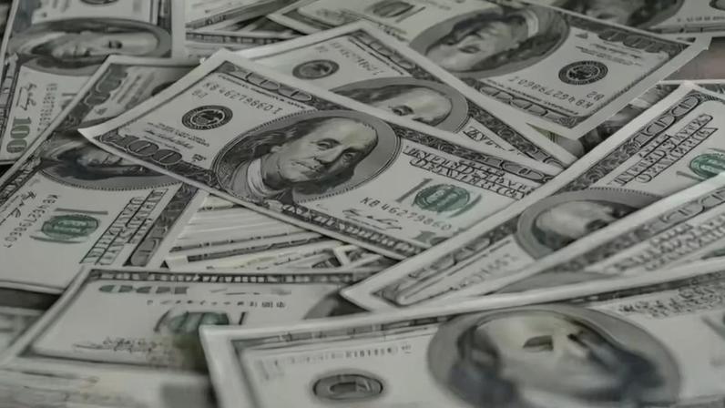 Dólar cai para R$ 4,98 após Irã abrir Estreito de Ormuz