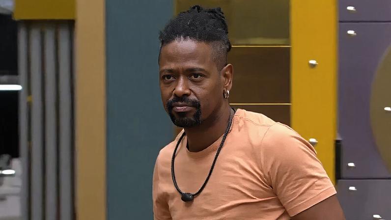 Leandro Boneco retorna ao BBB 26 após atendimento médico e tranquiliza colegas: “Tudo certo”