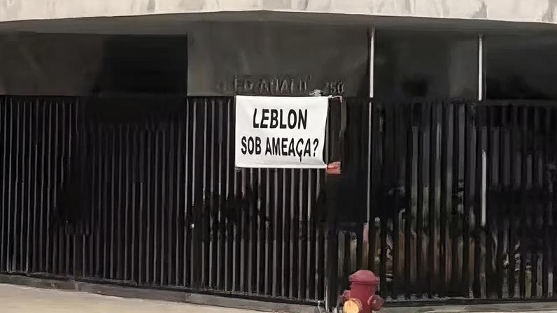 Um dos cartazes espalhados pelo bairro