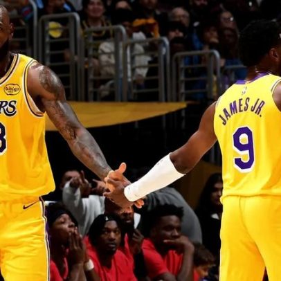 LeBron James faz história ao lado do filho com duplo-duplo nos playoffs