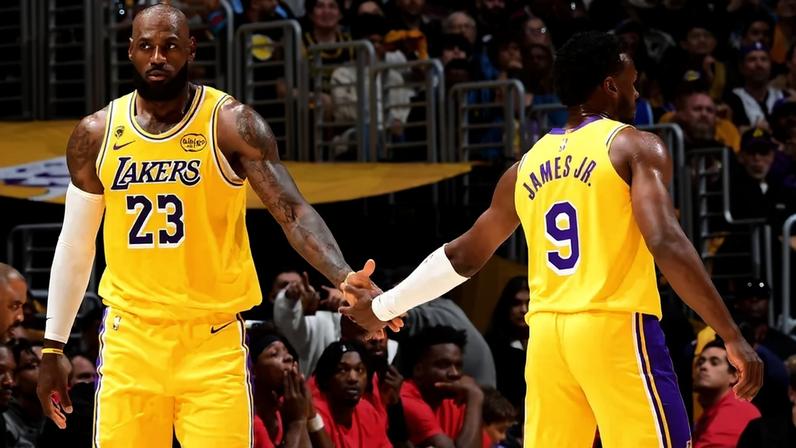 Lebron James e o filho Bronny jogaram juntos na vitória do Lakers sobre o Rockets pelos playoffs da NBA