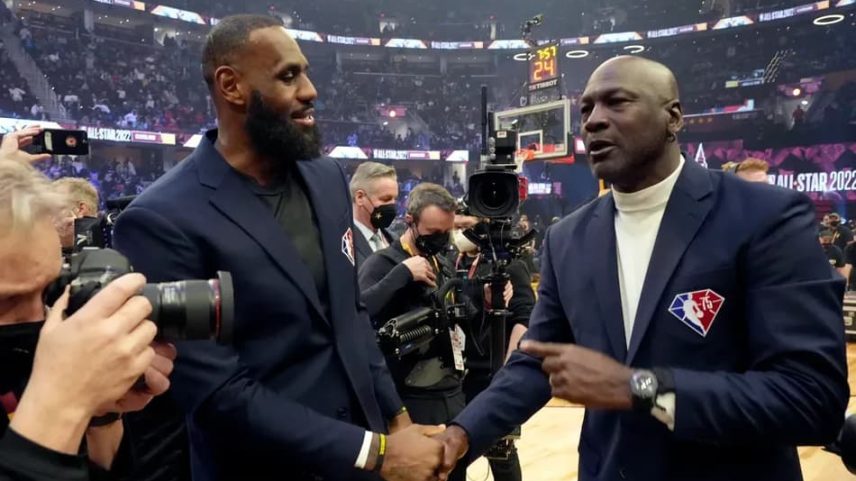 LeBron James e Michael Jordan no All-Star Game de 2022 — Foto: Kevin Mazur/Getty Images