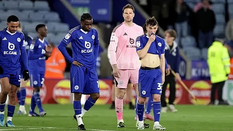 Jogadores do Leicester deixam o gramado após a confirmação da queda para a terceira divisão na Inglaterra
