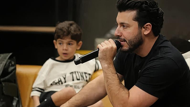 Léo surgiu em foto de Murilo Huff