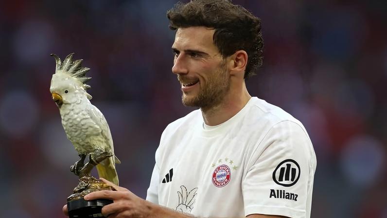 Leon Goretzka carrega cacatua de porcelana que virou símbolo de conquistas do Bayern