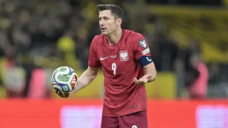 Lewandowski em ação pela Polônia no duelo da repescagem contra Suécia