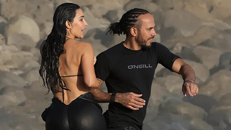 Lewis Hamilton, piloto da F1, e Kim Kardashian em encontro na praia (Foto: Reprodução/X)
