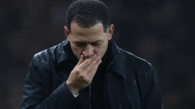 Liam Rosenior, técnico do Chelsea, durante jogo contra o Arsenal