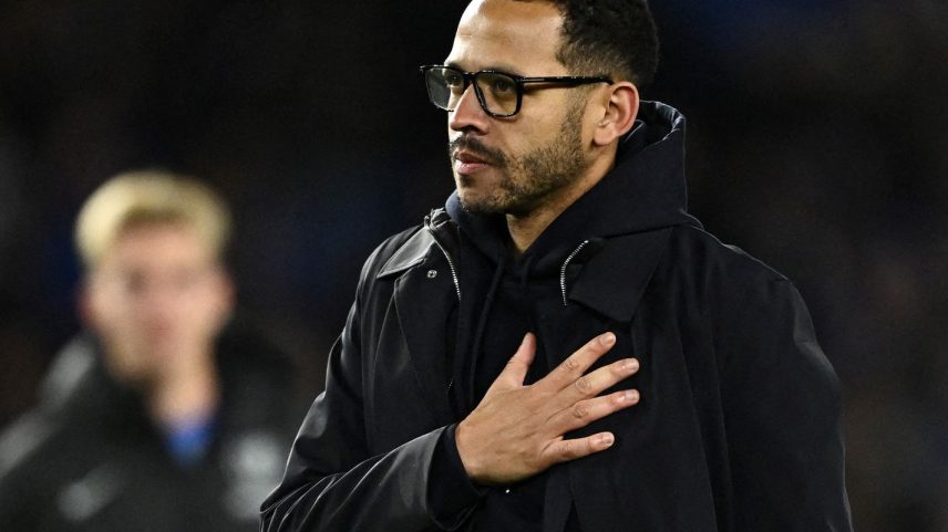 Liam Rosenior após derrota do Chelsea para o Brighton & Hove Albion 21 de abril de 2026 REUTERS/Dylan Martinez
