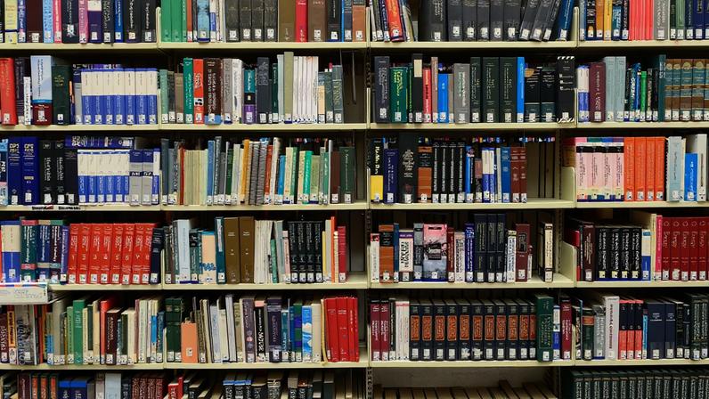 Biblioteca, Livros, Estantes de livros. Foto: ElasticComputeFarm/PixaBay