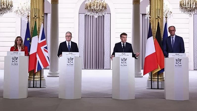 A primeira-ministra italiana, Giorgia Meloni, o primeiro-ministro britânico, Keir Starmer, o presidente francês, Emmanuel Macron, e o chanceler alemão, Friedrich Merz, participam de uma coletiva de imprensa após a cúpula virtual multinacional no Palácio do Eliseu, em 17 de abril de 2026, em Paris, França. O presidente francês, Emmanuel Macron, e o primeiro-ministro britânico, Keir Starmer, co-organizam uma cúpula virtual multinacional para discutir a segurança do Estreito de Ormuz como um corredor marítimo vital. O encontro ocorre em um momento em que o cessar-fogo de duas semanas entre os EUA e o Irã expira em 22 de abril
