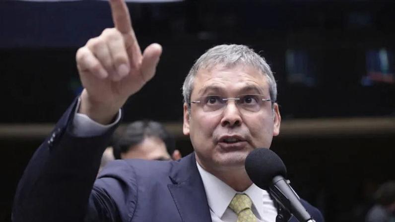 Lindbergh solicita prisão preventiva de Eduardo Bolsonaro ao STF