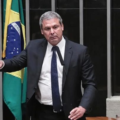 Lindbergh e esquerda acusam Flávio Bolsonaro de acabar com o Pix se eleito