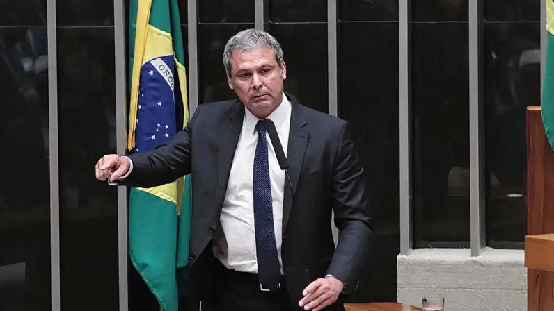 Movimentos e influenciadores de esquerda espalham informação de que Flávio Bolsonaro pretende acabar com o Pix a mando dos EUA. (Foto: Bruno Spada/Câmara dos Deputados)