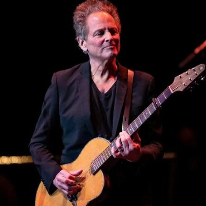 Mulher é acusada por ataques a Lindsey Buckingham após longo stalking