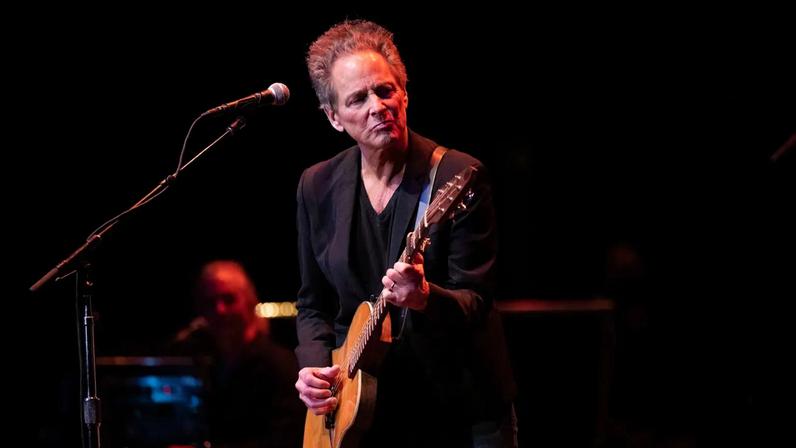 Lindsey Buckingham fica ileso após ataque com substância em Santa Monica