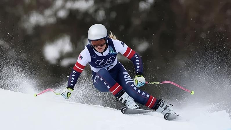 A norte-americana Lindsey Vonn esquia durante o treino de downhill feminino no dia zero dos Jogos Olímpicos de Inverno de Milão-Cortina 2026.