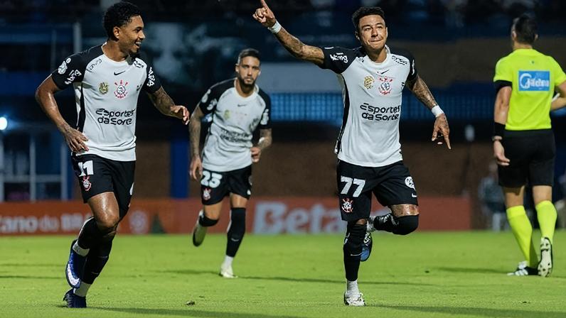 Jesse Lingard comemora seu gol contra o Barra na Ressacada