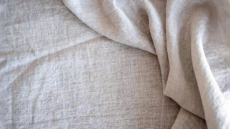 O linho é um tecido versátil, que pode ser aplicado em cortinas, papéis de parede, cabeceiras, mantas e outros estofados decorativos