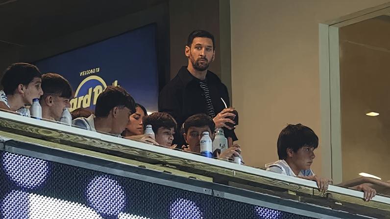 Lionel Messi em camarote do Hard Rock Stadium durante amistoso entre Argentina e Venezuela, em 2025