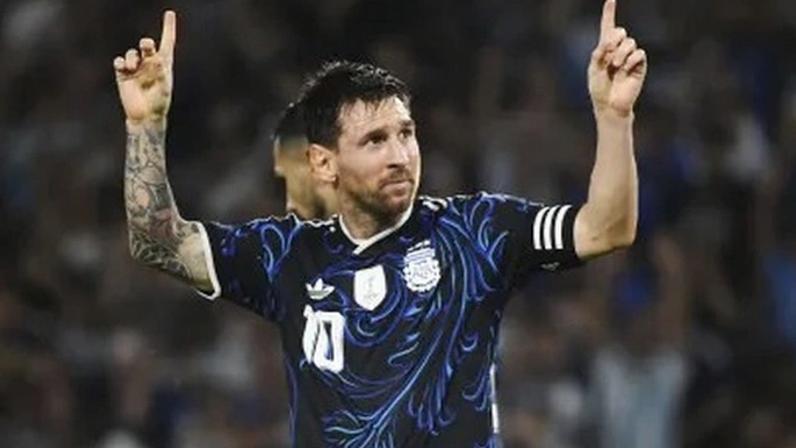 Messi comemora gol contra Zâmbia na Bombonera